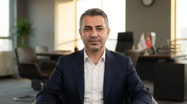 Aynı kişi modern bir ofiste, ceketli
