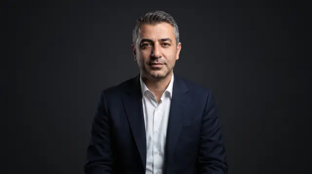 Aynı kişi sade stüdyo zemininde